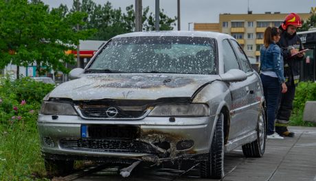 Pożar auta na rondzie Dmowskiego na Ustroniu