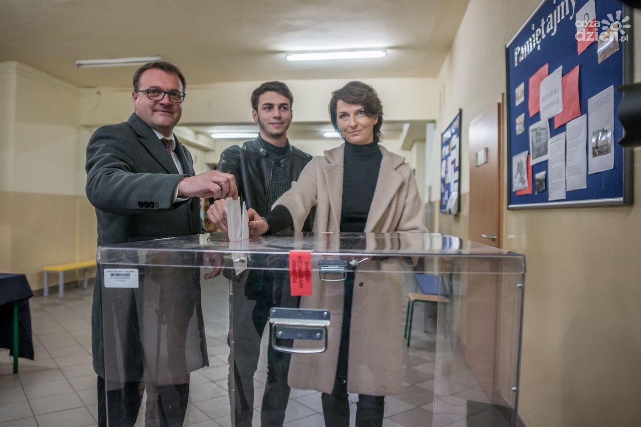 Radosław Witkowski wraz z rodziną pojawili się w Obwodowej Komisji Wyborczej