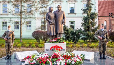 Złożenie kwiatów pod pomnikiem pary prezydenckiej Marii i Lecha Kaczyńskich (zdjęcia)
