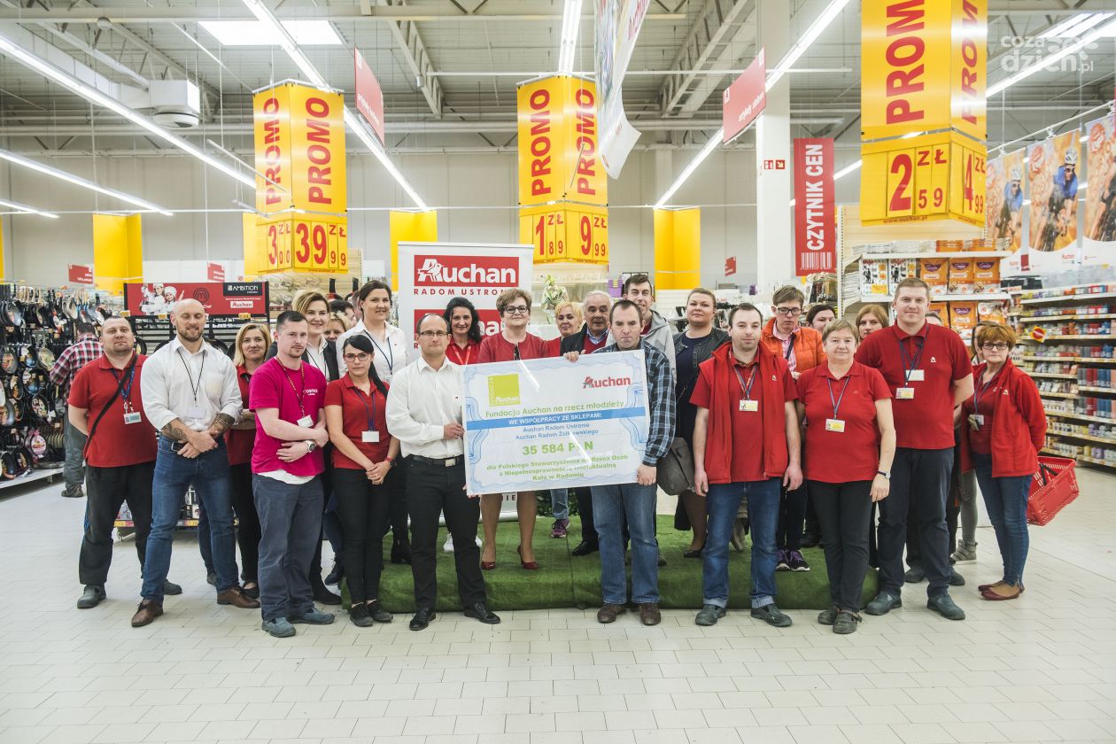 Fundacja Auchan przekazała czek dla Stowarzyszenia na Rzecz Osób z Niepełnosprawnością Intelektualną (zdjęcia)