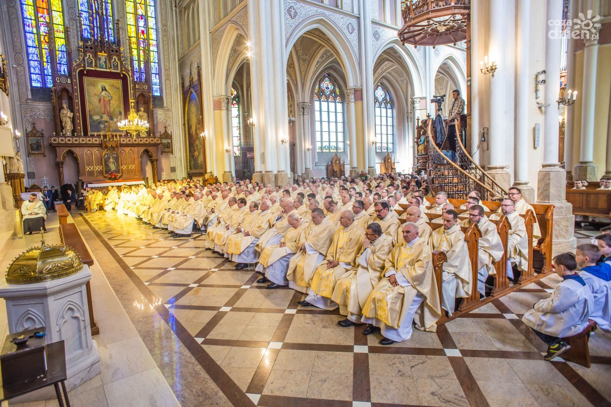 Msza Święta z udziałem kapłanów z całej diecezji połączona z poświęceniem Olejów (zdjęcia)