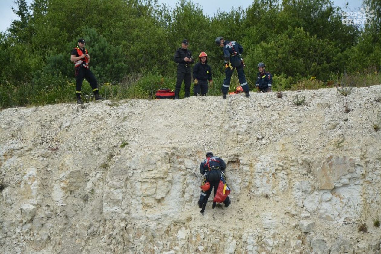 Trzy osoby spadły z klifu. To ćwiczenia [zdjęcia]