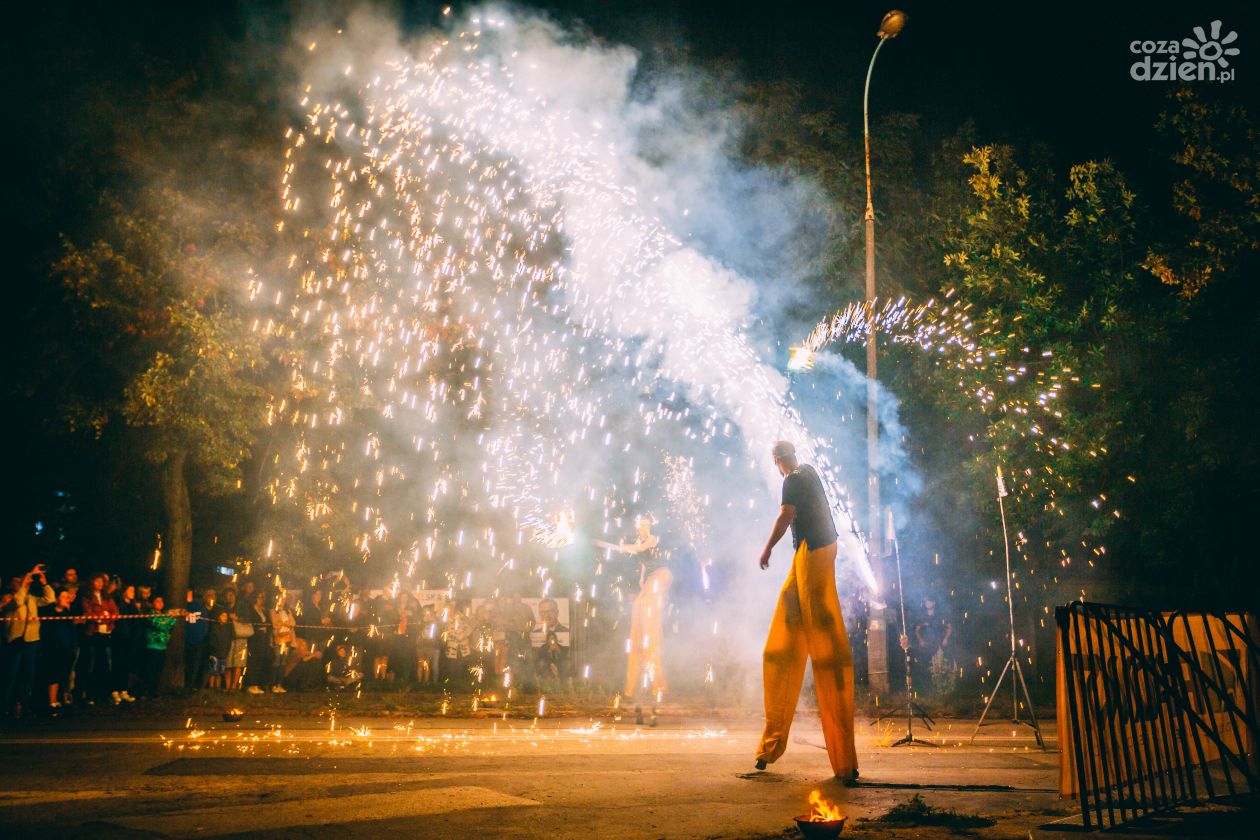 Uliczka Tradycji - „Pali się!” - teatru ognia w wykonaniu grupy „Locomotora” z Krakowa (zdjęcia)