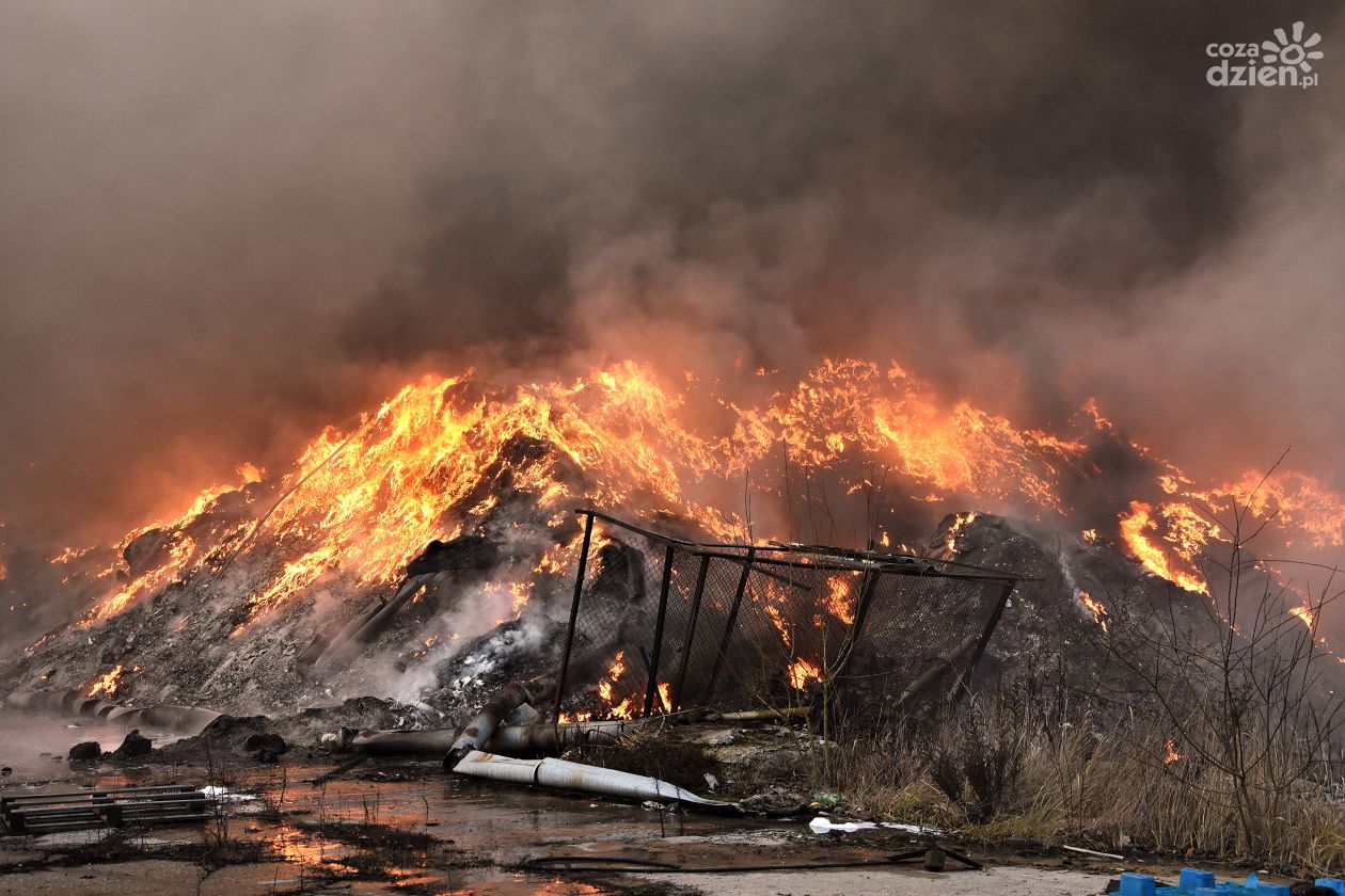 Pożar odpadów tworzyw sztucznych w Pionkach (zdjęcia)