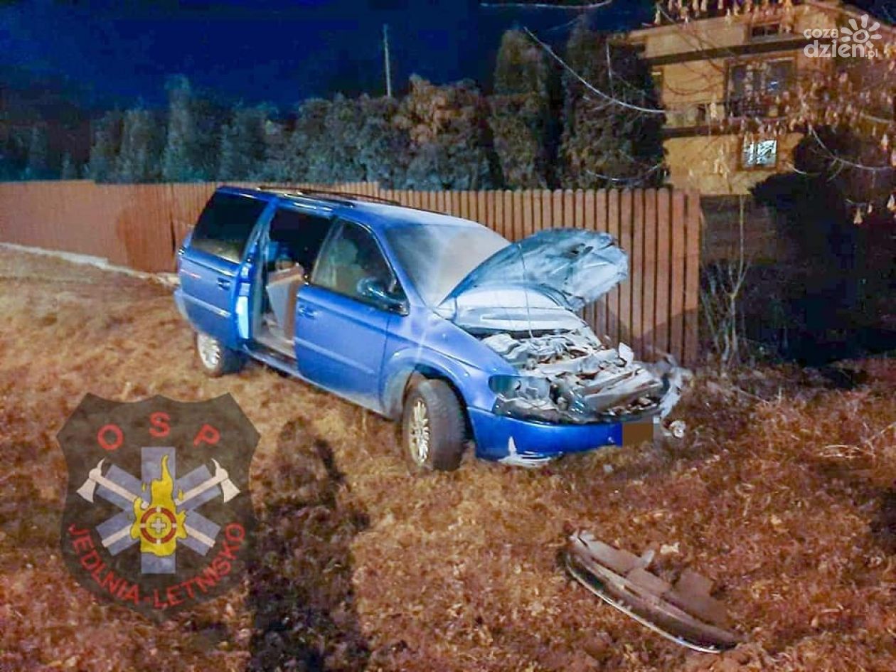 Wypadek w Antoniówce. Kierowca zakleszczony w aucie