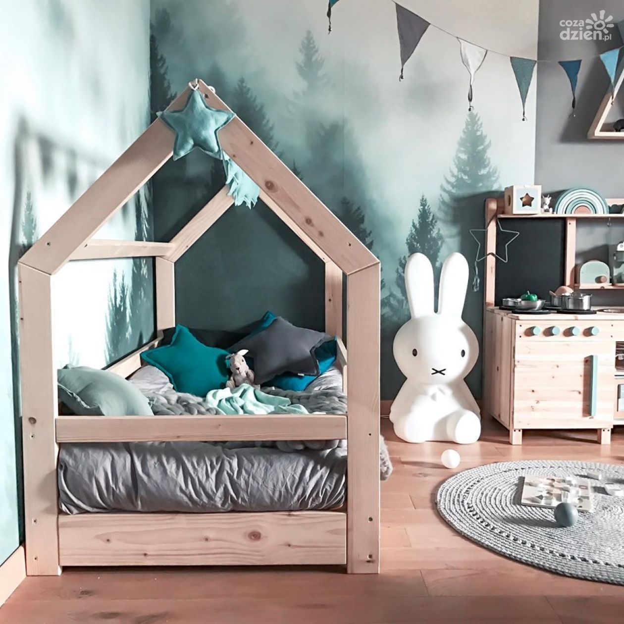Łóżko domek -  inspiracje do pokoju dziecięcego