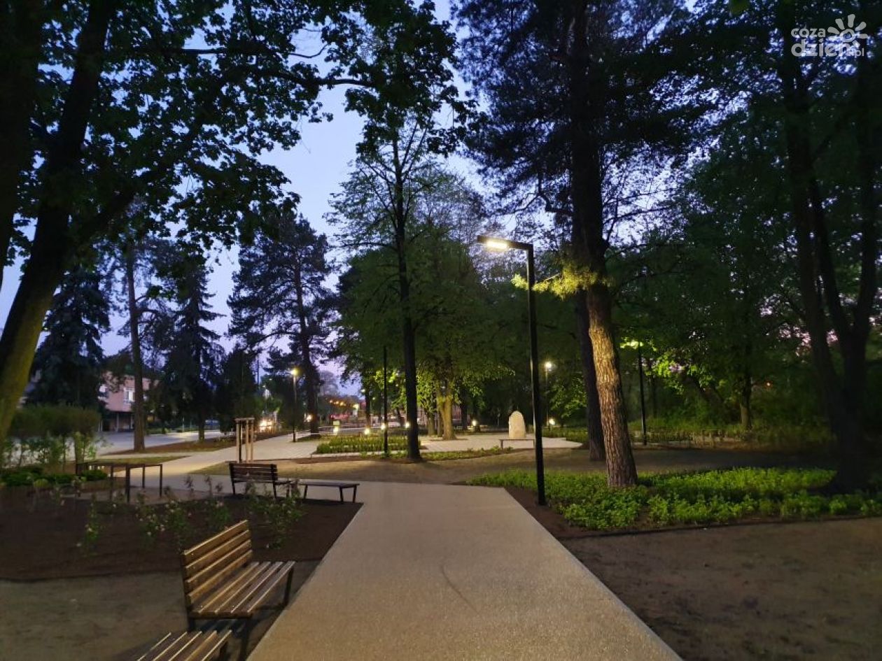 Pionki. Park przy Alei Jana Pawła II oddany do użytku 
