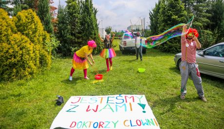 Fundacja "Dr Clown" pod szpitalem na Józefowie (zdjęcia)