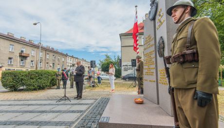 Uroczystość pod pomnikiem Żołnierzy 72 p.p. (zdjęcia)
