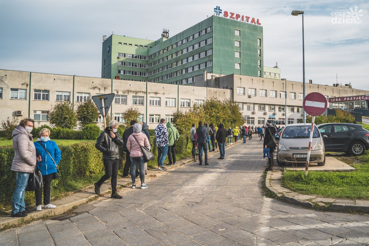 Kolejka do poboru testów w Mazowieckim Szpitalu Specjalistycznym (zdjęcia)