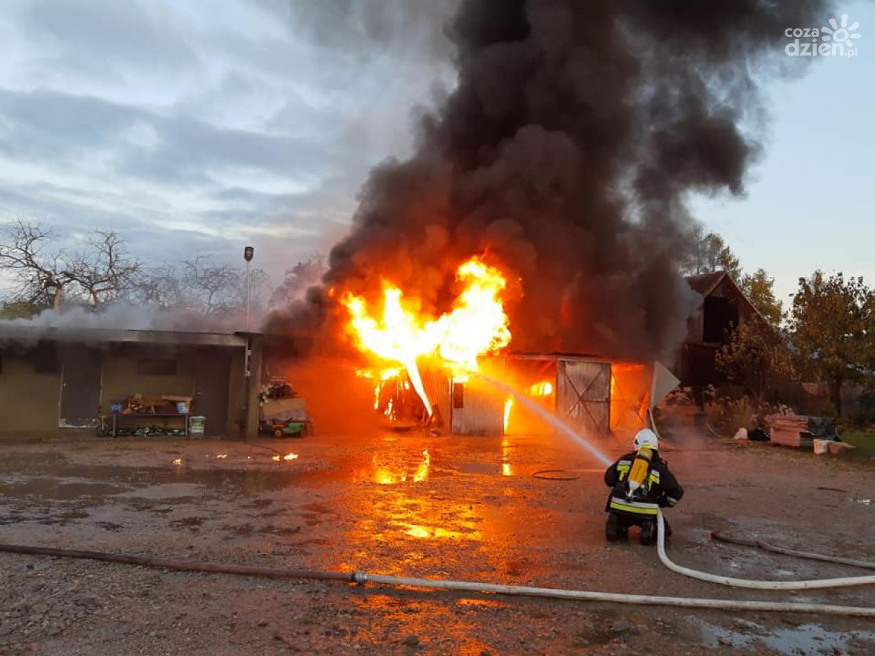 Pożar garażu w Wierzbicy. Straty szacowane na 150 tys. zł 