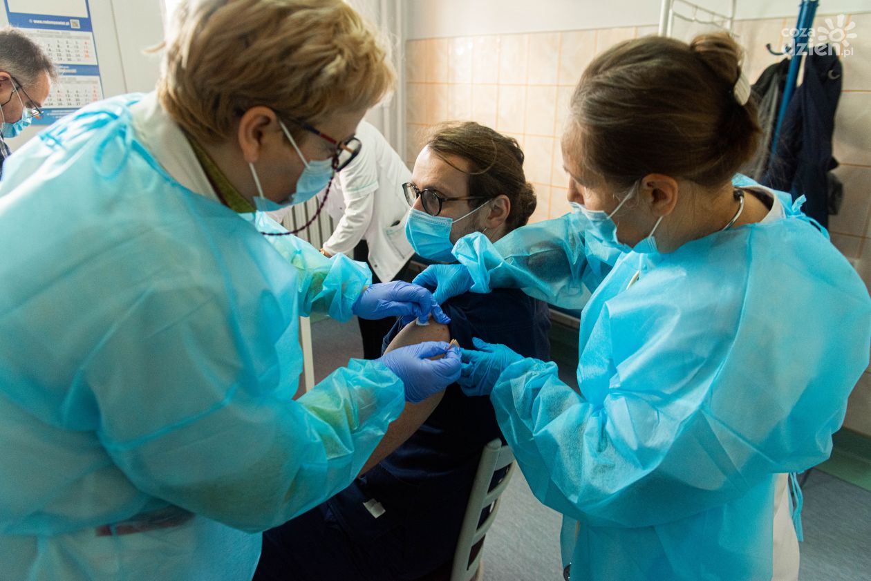 Szczepienia medyków w Radomskim Szpitalu Specjalistycznym (zdjęcia)