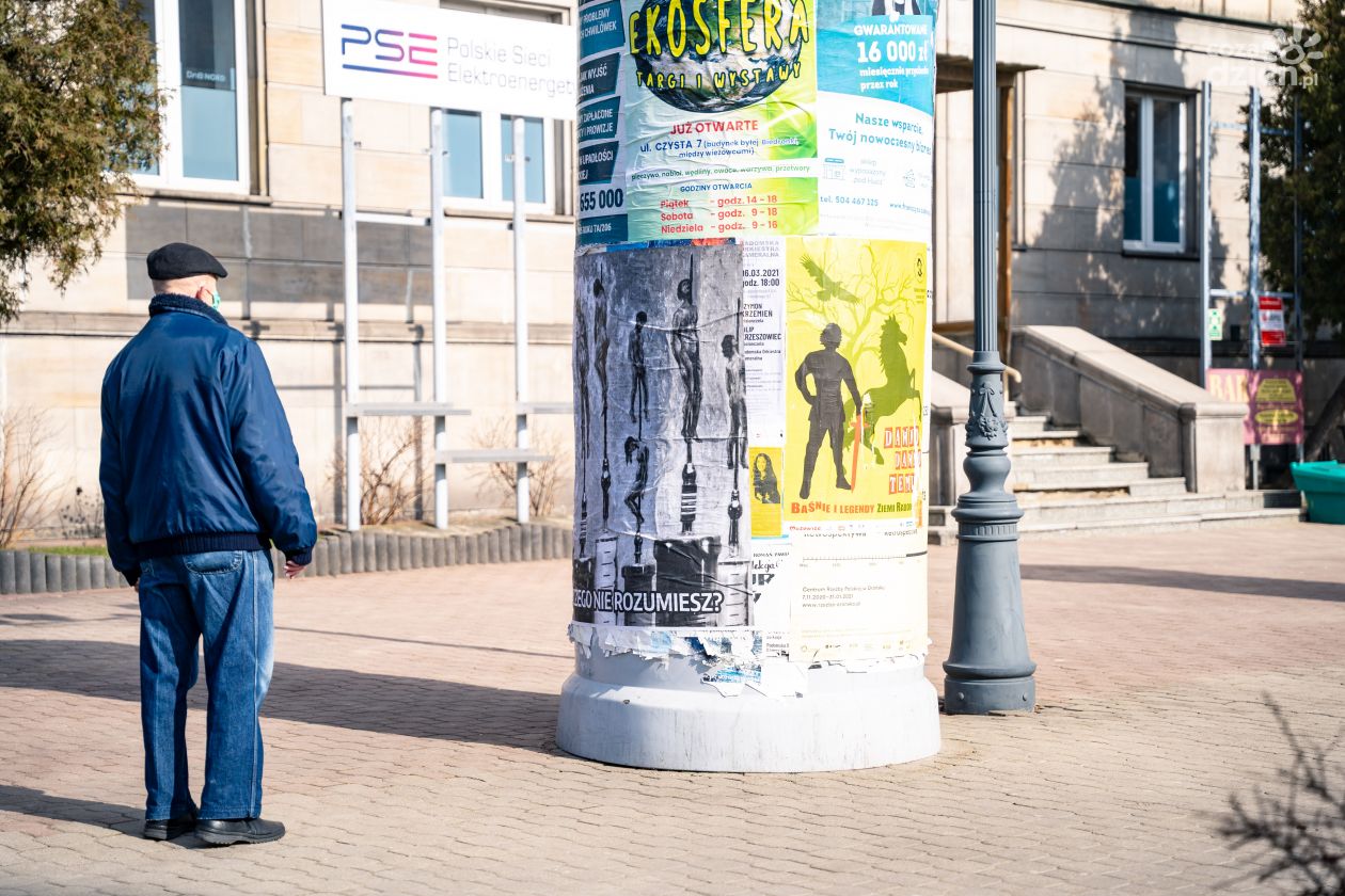 Plakaty antypandemiczne pojawiły się na mieście (zdjęcia)