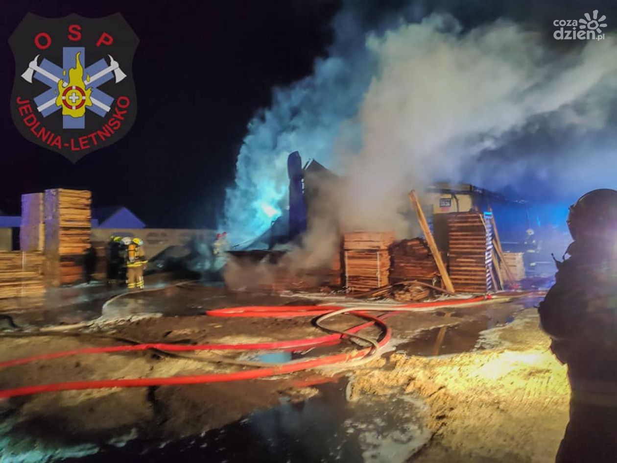 Pożar tartaku w Jedlni. Straty na 1,5 mln zł