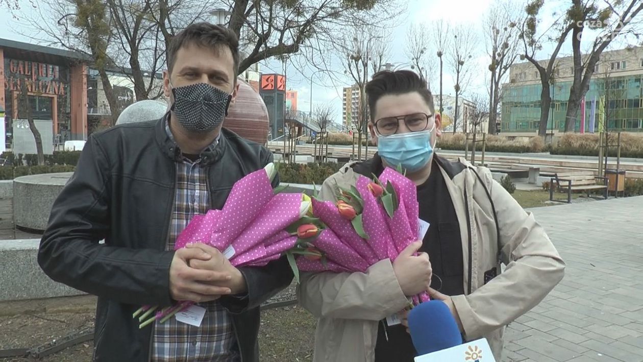 Z okazji Dnia Kobiet, prezenterzy radiowi rozdawali kwiaty