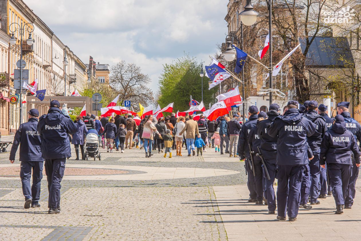 Mieszkańcy Radomia świętowali i protestowali. Do akcji wkroczyła policja