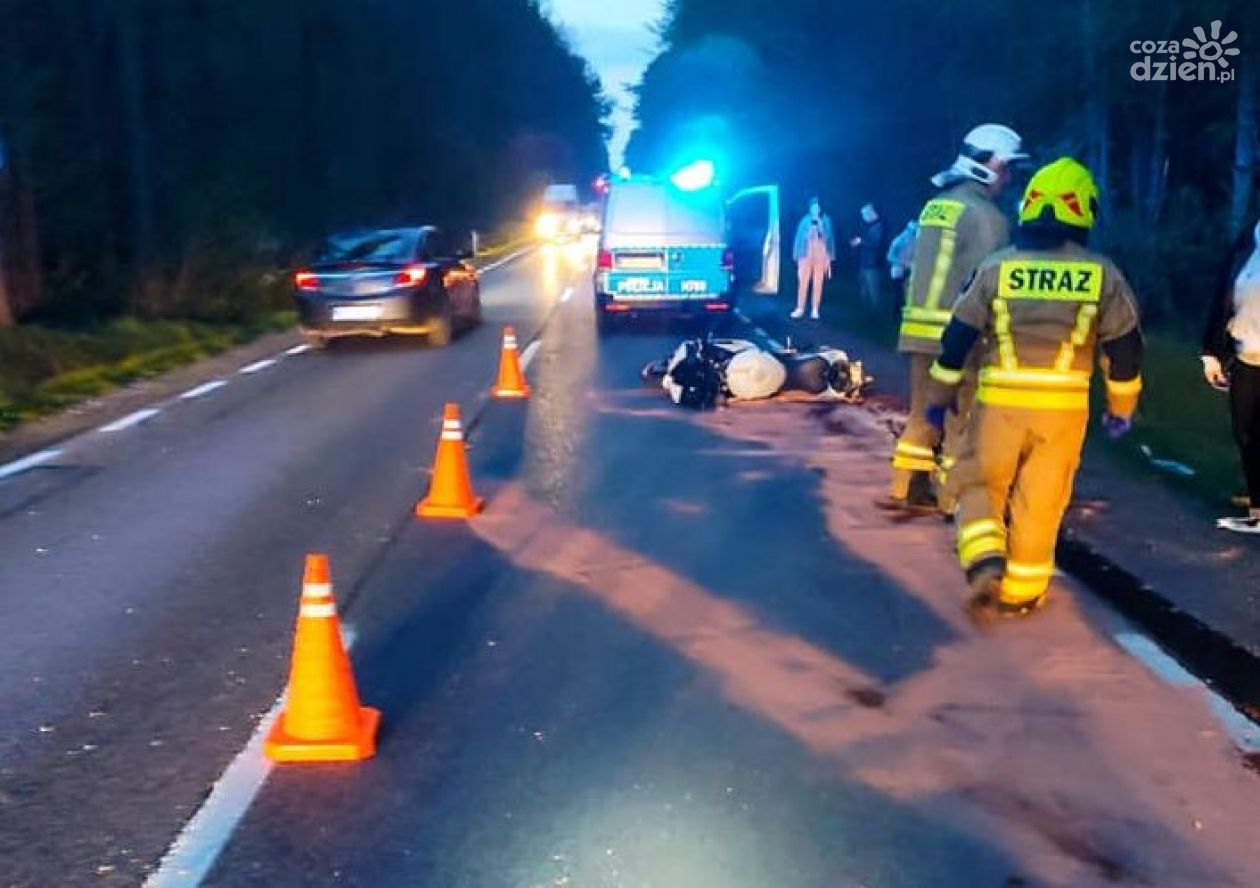 Groźne zdarzenie w Siczkach. Motocyklista spadł z pojazdu