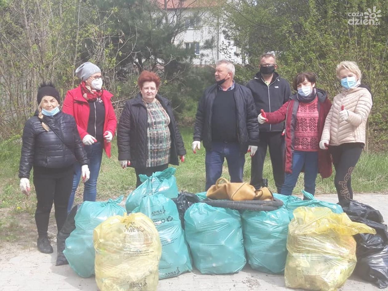Mieszkańcy gminy Jastrzębia wspólnie sprzątali śmieci
