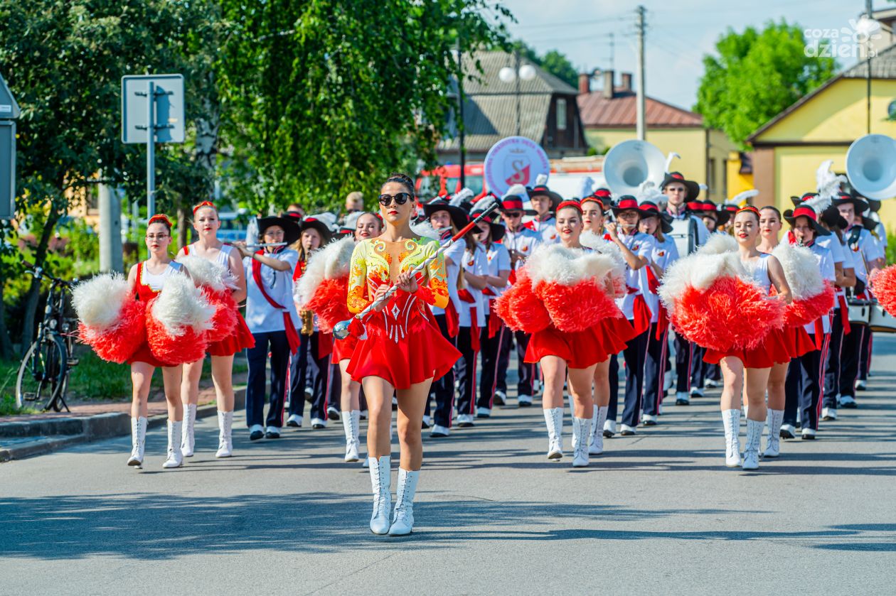 Parada i koncert orkiestr w Jedlińsku