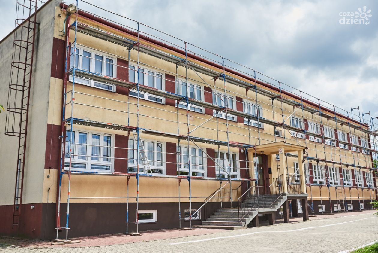 Trwają prace przy termomodernizacji budynku szkoły w Skrzyńsku