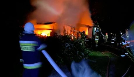 Groźny pożar w Augustowie w gminie Kowala. Paliły się dwa budynki