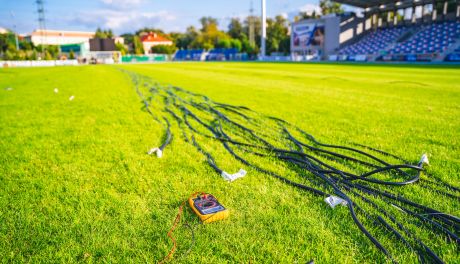Montowanie kabli grzewczych na stadionie przy Narutowicza (zdjęcia)