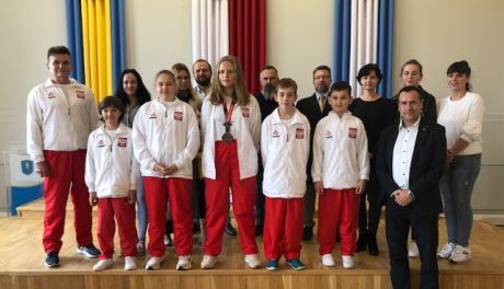 Młodzi sportowcy z Białobrzegów odwiedzili burmistrza. Ostatnio wystąpili na MŚ karate