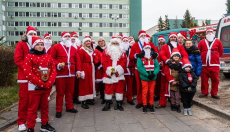 Radosne spotkanie Mikołajów pod Mazowieckim Szpitalem Specjalistycznym na Józefowie (zdjęcia)