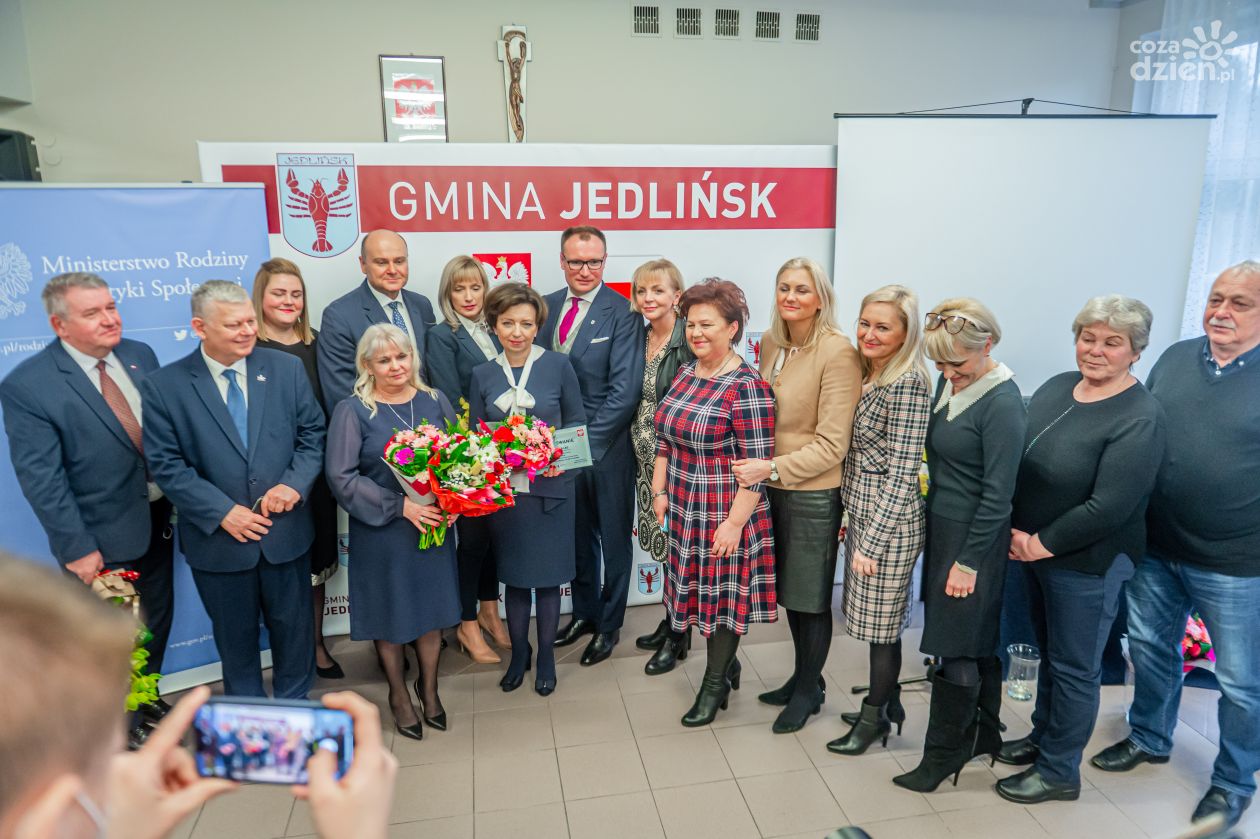 Minister rodziny otworzyła nową kuchnię i stołówkę w Jedlińsku 