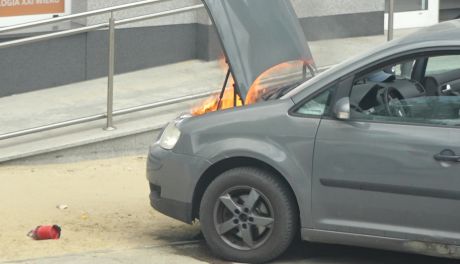 Zapaliło się auto. Pomagali kierowcy [wideo]