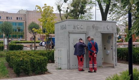 Wyjący alarm w toalecie miejskiej na placu Jagiellońskim