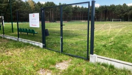 Policja poszukuje świadków kradzieży sprzętu z boiska w Nieznamierowicach