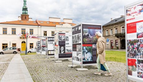 Na Rynku można oglądać wystawę "Zaczęło się w Radomiu" 