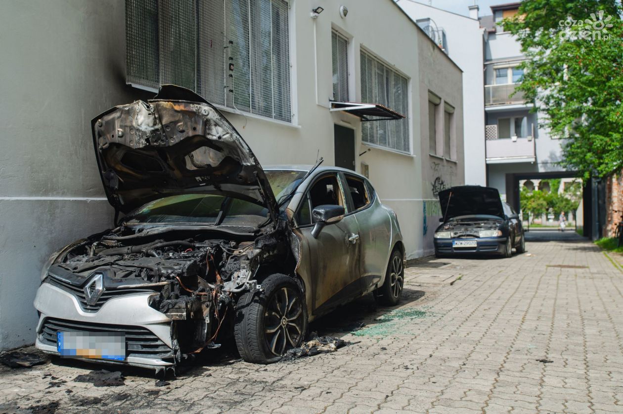 Spalone samochody w podwórku przy ul. Kelles-Krauza (zdjęcia)
