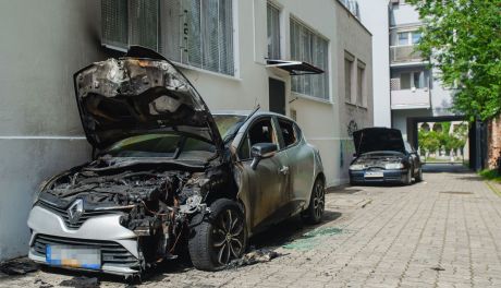 Spalone samochody w podwórku przy ul. Kelles-Krauza (zdjęcia)