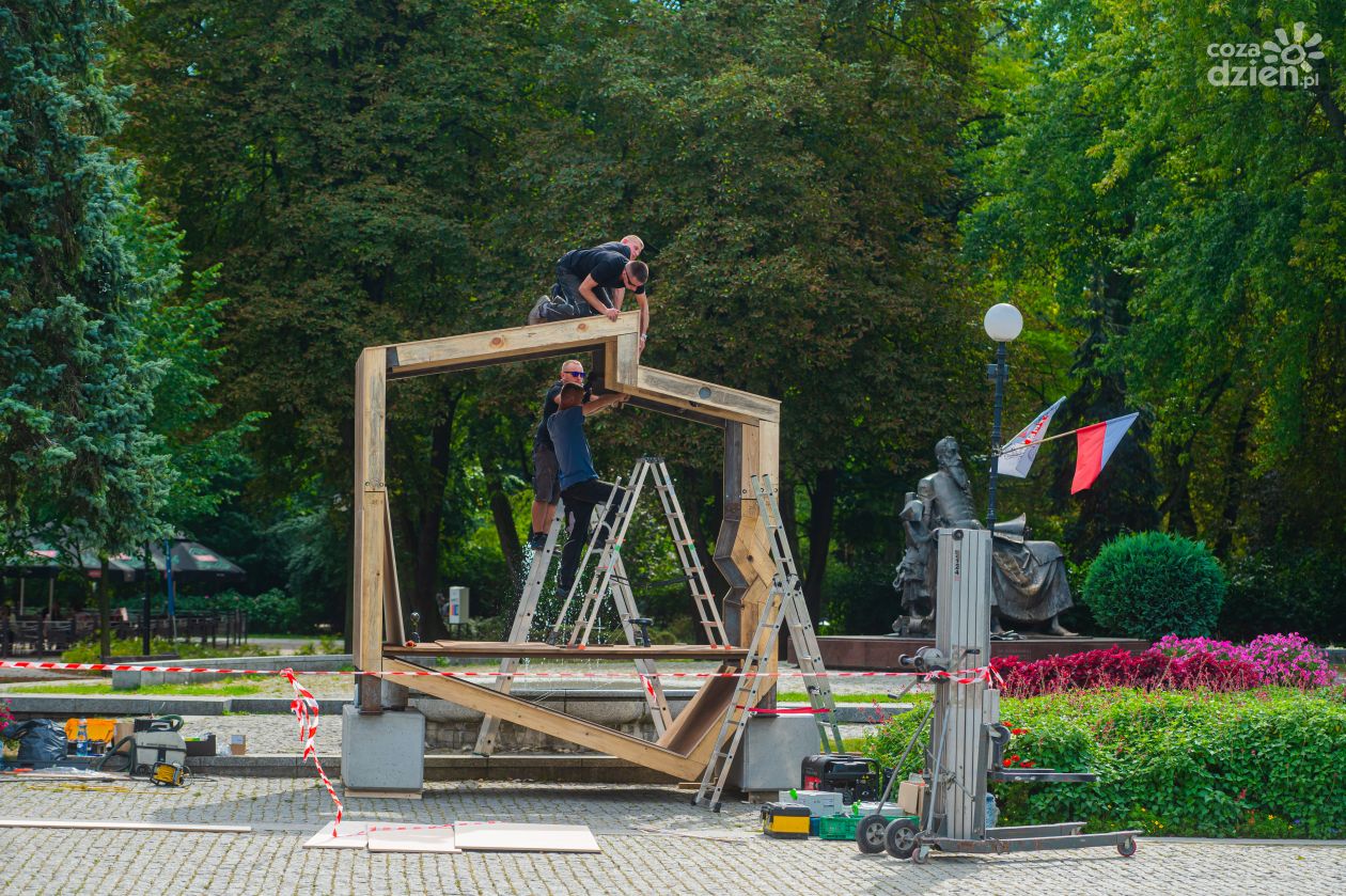 Montaż ławki patriotycznej w Radomiu (zdjęcia)