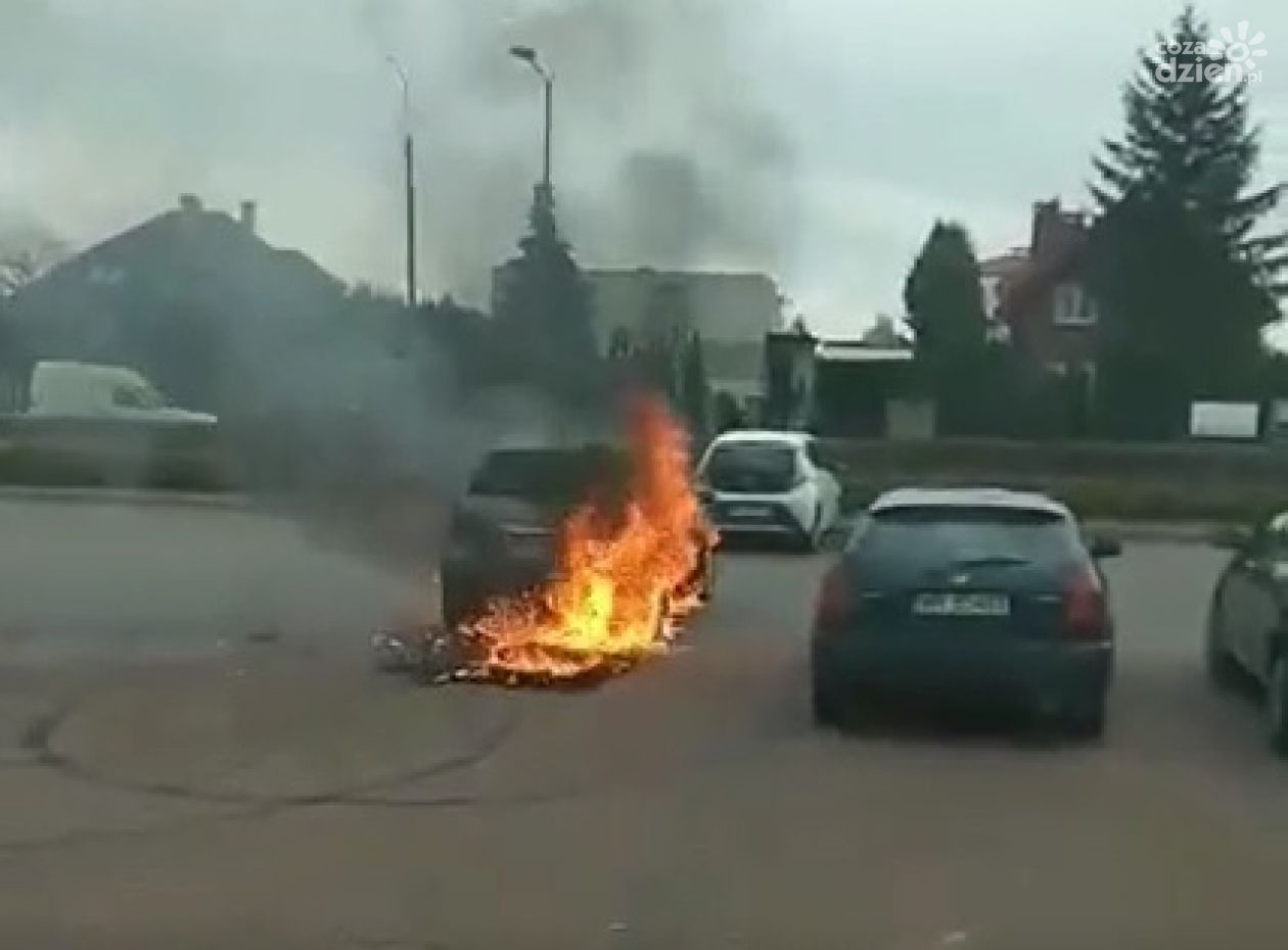 Auto spłonęło doszczętnie [wideo]