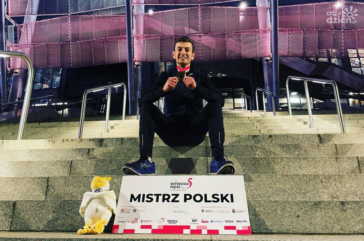 Mateusz Kaczor ze złotym medalem mistrzostw Polski w biegach ulicznych