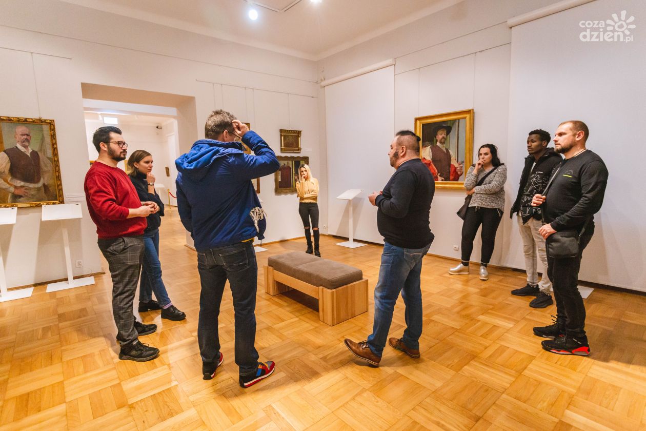 Zwiedzanie muzeum przez studentów z Erasmusa (zdjęcia)