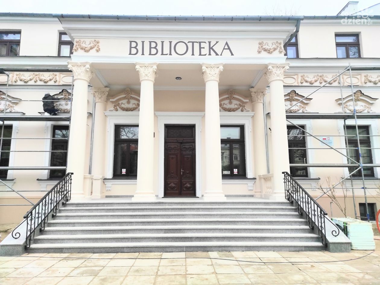 Główne wejście do biblioteki już otwarte