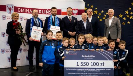 Gmina Jedlińsk z dofinansowaniem na budowę nowego boiska piłkarskiego