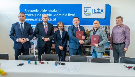 Podpisanie umowy na remont dróg Jasieniec-Maziarze oraz Piłatka w stronę Kotlarki (zdjęcia)