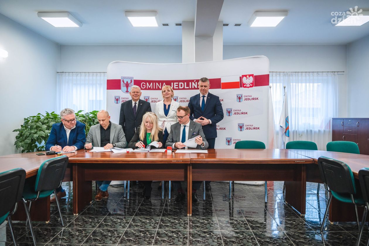 Jedlińsk - podpisanie umowy na drogi (zdjęcia)