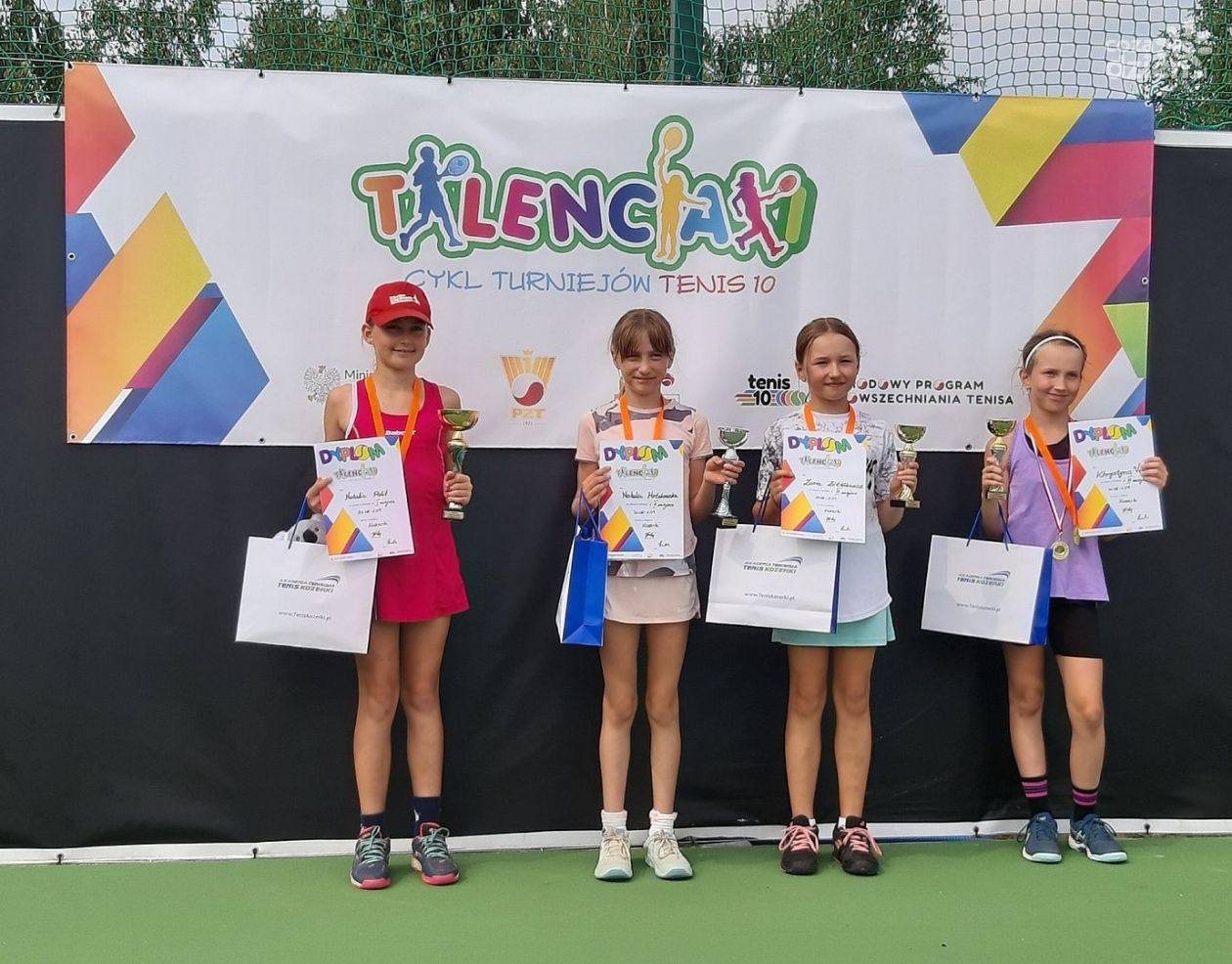 Trzy medale młodych tenisistek Mastera Radom w zawodach Tenis 10 w Kozerkach