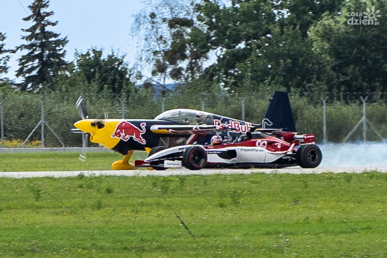 Air Show 2023 - Wyścig bolida F1 z samolotem i pokazowy przelot (zdjęcia)