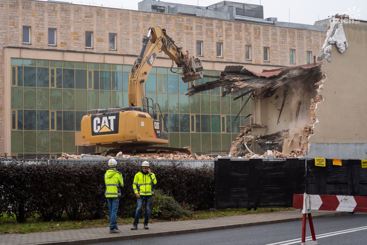 Wyburzanie starego budynku radomskiego 