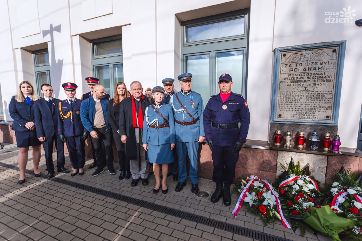 Złożenie kwiatów przed tablicą upamiętniającą pomordowanych radomskich kolejarzy (zdjęcia)