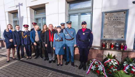 Złożenie kwiatów przed tablicą upamiętniającą pomordowanych radomskich kolejarzy (zdjęcia)