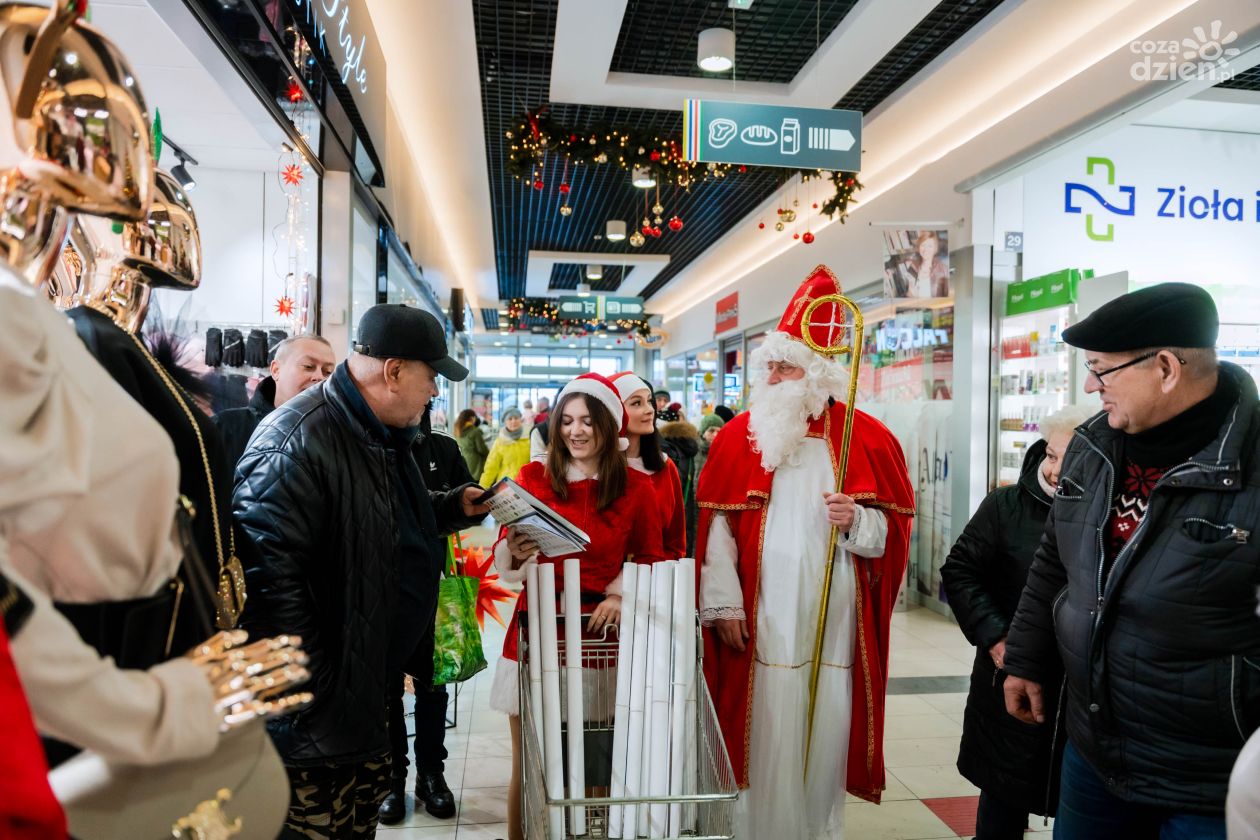 Dzieje się w Radomskich Halach Mięsnych. Mikołaj rozdaje prezenty, nowe stoiska i sklepy. Tłumy na zakupach (zdjęcia)