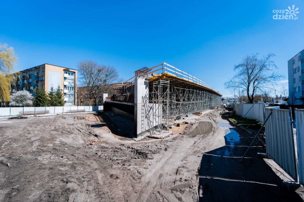 Postępy prac przy budowie wiaduktu pomiędzy ul. Żeromskiego a ul. Lubelską (zdjęcia)